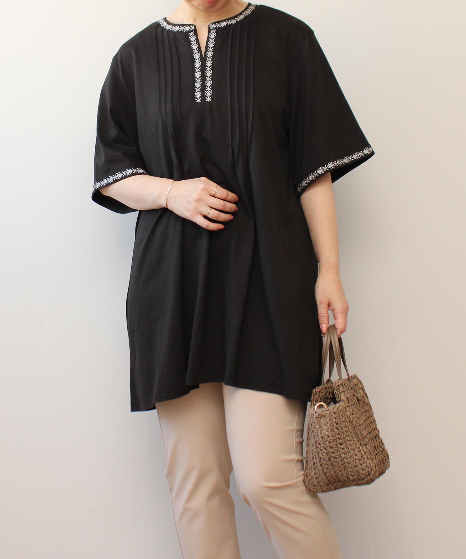 【LL～６L】【WEB/一部店舗限定】 刺繍使い チュニック(00クロ-ＬＬ-0342475-00-033)