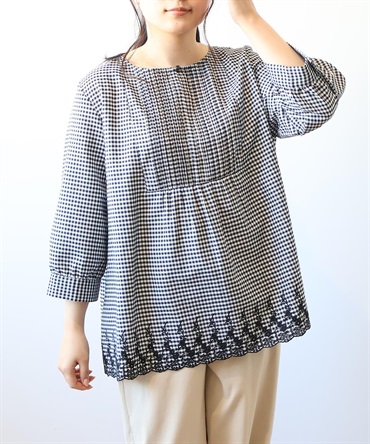 【LL～６L】【WEB&一部店舗】 フロント ピンタック 刺しゅう ブラウス(00クロギンガム-５Ｌ-0342661-00-041)