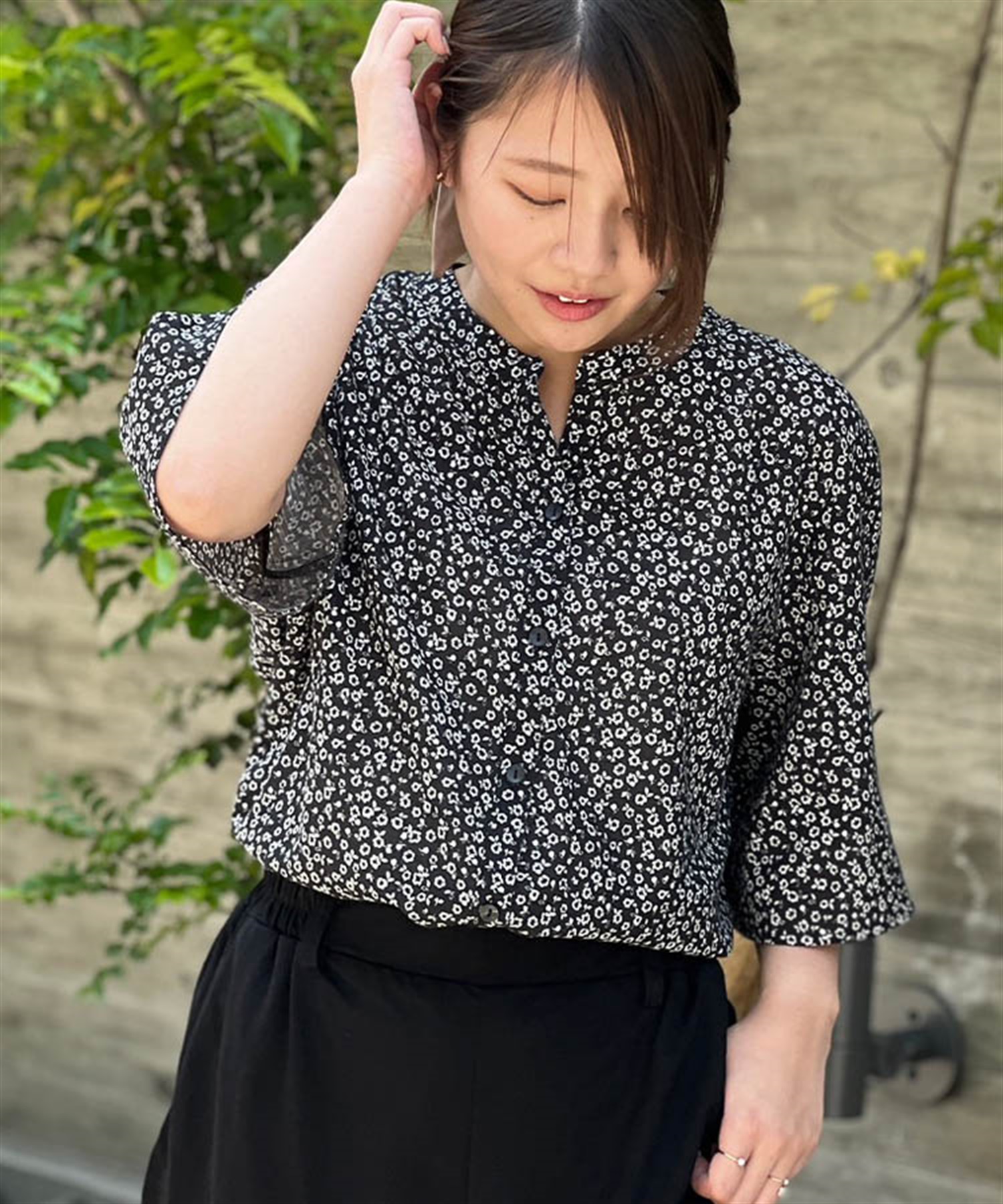 【LL～６L】【Ｗｅｂ＆一部店舗限定】 バンドカラー 前開き半袖 ブラウス 小花柄 ＆ 無地(00クロ小花-ＬＬ-0343622-00-033)