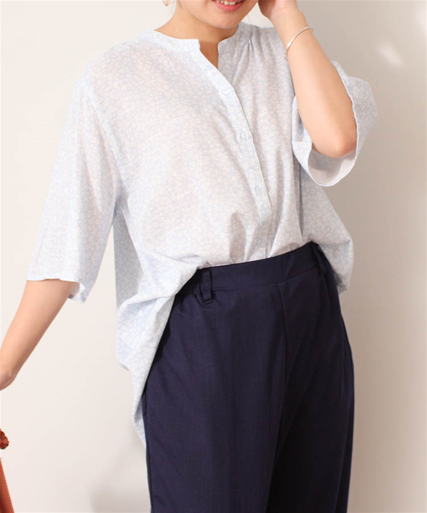 【LL～６L】【Ｗｅｂ＆一部店舗限定】 バンドカラー 前開き半袖 ブラウス 小花柄 ＆ 無地(72サックス小花-ＬＬ-0343622-72-033)