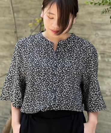 【LL～６L】【Ｗｅｂ＆一部店舗限定】 バンドカラー 前開き半袖 ブラウス 小花柄 ＆ 無地